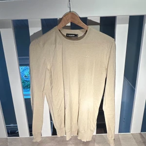 J.Lindberg crewneck - Säljer nu denna beiga merinoull crewnecken från J.Lindberg i storlek S. En lagning på armen och ett större hål vid axeln men inget som är svårt att laga. Utöver det är den i strålande skick, hör gärna av er vid frågor!