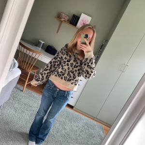 Leopard tröja - Supersnygg Leopard tröja i Barnstorlek 152 men stor i storlek så den passar typ xxs-xs 