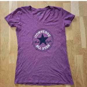 Topp vinröd/lila - Converse All Star t-shirt i fint skick. Storlek XS, men passar mig som har S också!💕