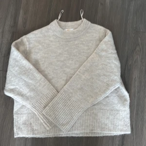 Stickad tröja från ginatricot - Inga skador och knappt använd. Frakt ingår i priset. Inom Sverige 