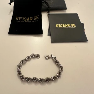 Silver Cordell armband från Kejsar.se - Stilrent armband från Kejsar.se i silver. Kommer med originalpåse. 8mm bred. 19cm lång