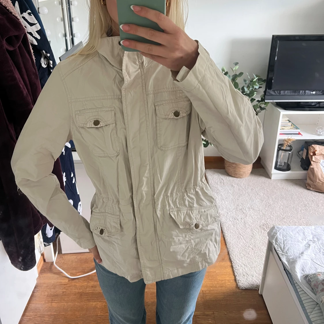 Beige parkajacka med fickor - 2