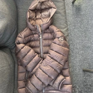 colmar jacka  - super snygg mörkbrun colmar jacka! stl 42 passar xs/s, så fin!🤎 ena dragkedjan på fickan har inget hänge men funkar lika bra ändå (se bild) lite missfärgning i tyget (se bild) ganska tjock så perfekt höst jacka!🤍