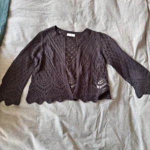 Svart stickad kofta - Säljer en supersöt svart stickad kofta från JDY i storlek S💖