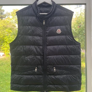 Moncler gui - Moncler väst | Modell: Gui | Size: 3 - M | Revor på väsen, se bilder. Inget man tänker på så mycket även om de syns en del. Perfekt till hösten och pris går att diskutera