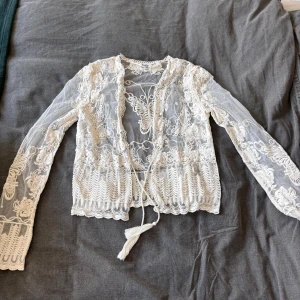 Vit spetsig kofta från KappAhl - Superfin vit kofta från Vintage Stories by KappAhl. Storlek S💖