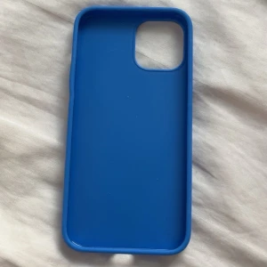 Holdit Blått Silikonskal för iPhone - Snyggt blått silikonskal från Holdit, designat för iPhone 12. Knappt använd och endast lite slitage vid volym knapparna 