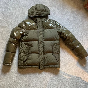 Mörkgrön vinterjacka från Herno  - Svin nice höst/vinter jacka från herno. Diskuterar gärna pris!