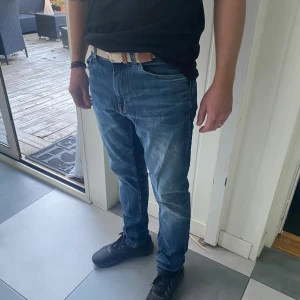 Tiger of Sweden jeans  - Säljer nu mina Tiger Of Sweden jeans!  ✅Modell - Evolve ✅Storlek - 33/34, men sitter som W32 L34 ✅Skick - Nästan ny skick! Inte en skråma ✅Skickar alltid inom 24h!⏱️✅  Modellen på bilden är 178cm, och väger cirka 72kg.