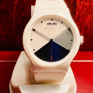 Vit Kolor klocka från Noon Copenhagen - Snygg och modern klocka från Kolor by NoonCopenhagen med vit silikonarmband och rund urtavla i vitt, grått och svart. Urtavlan har grafiskt mönster och minimalistiska prickar som timmarkeringar. Vattentålig upp till 50 meter och har en cool, stilren vibe. Klockan är rustad med nytt batteri och fungerar kanon! 