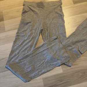 Grå mjukisbyxor från Lager 157 - Mjuka och sköna grå mjukisbyxor från Lager 157. Byxorna har en enkel och avslappnad passform, tillverkade i bomull med lite elastan för extra stretch. Perfekta för chill dagar hemma eller när du vill vara bekväm.