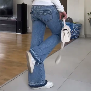 Levi's Bootcut jeans blå, storlek 25 - Lågmidjade Levis jeans i storlek 25! Jättesöta och bara använda ett fåtal gånger. Jättebra skick! Dom är uppsprätta längst ner då jag ville ha jeansen längre förut🩷🩷 pris kan diskuteras