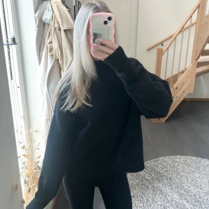 Stickad tröja - Stickad tröja med hög hals i storlek M, men sitter bra på mig som vanligtvis har xs/s i stickade tröjor 