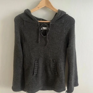 Mörkgrå stickad hoodie  - Mysig mörkgrå stickad hoodie från SixtyDays med luva. Den är köpt secondhand o hittar ingen storlek med skulle säga att det är som en S🤍