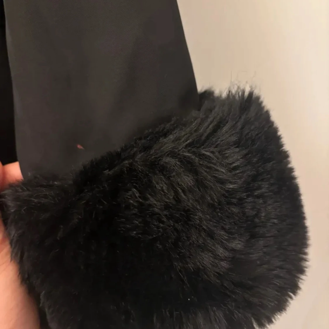 Svart pälsjacka med fluffig huva och händer  - 2