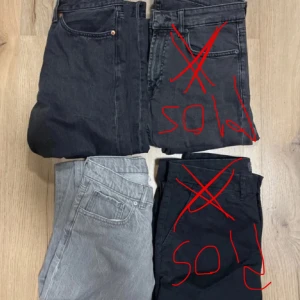 Säljer 2 par Jeans från olika märken och olika storlekar. Köper du så får du alla.  - 2 par jeans/byxor – Toppskick!  Säljer två riktigt snygga och välvårdade par – alla i mycket bra skick, utan skavanker! 	•	Vailent grå jeans – W27/L25 •	H&M svarta jeans – W30/L28  Pris: 219kr Perfekta för både vardag och mer stilrena outfits.   Meddela för fler bilder eller info 😊 