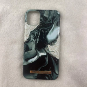 iDeal of Sweden mobilskal för iPhone 11 - Mobilskal från iDeal of Sweden med marmormönster, passar iPhone 11. Skalet är i gott skick förutom Ideal of Sweden loggan som är lite rostig. Nypris: 349kr, nuvarande pris: 100kr