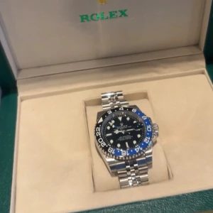 GMT Batgirl - Säljer nu denna fina GMT Batgirl. DEN är helt ny och oanvänd. Klockan är väldigt fin och speciell, en perfekt gåva och även perfekt att bära själv. Det tillkommer även certifikat, låda, påse. 