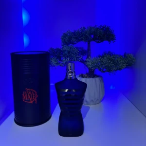 Jean Paul Gaultier Ultra Male - Stilren och ikonisk parfymflaska från Jean Paul Gaultier. Ultra Male är en eau de toilette intense, tillverkad i Frankrike. Volym: 75 ml. Perfekt för dig som vill sticka ut med en klassiker. Du får uppskatta själv hur mycket det finns kvar men runt 75%.
