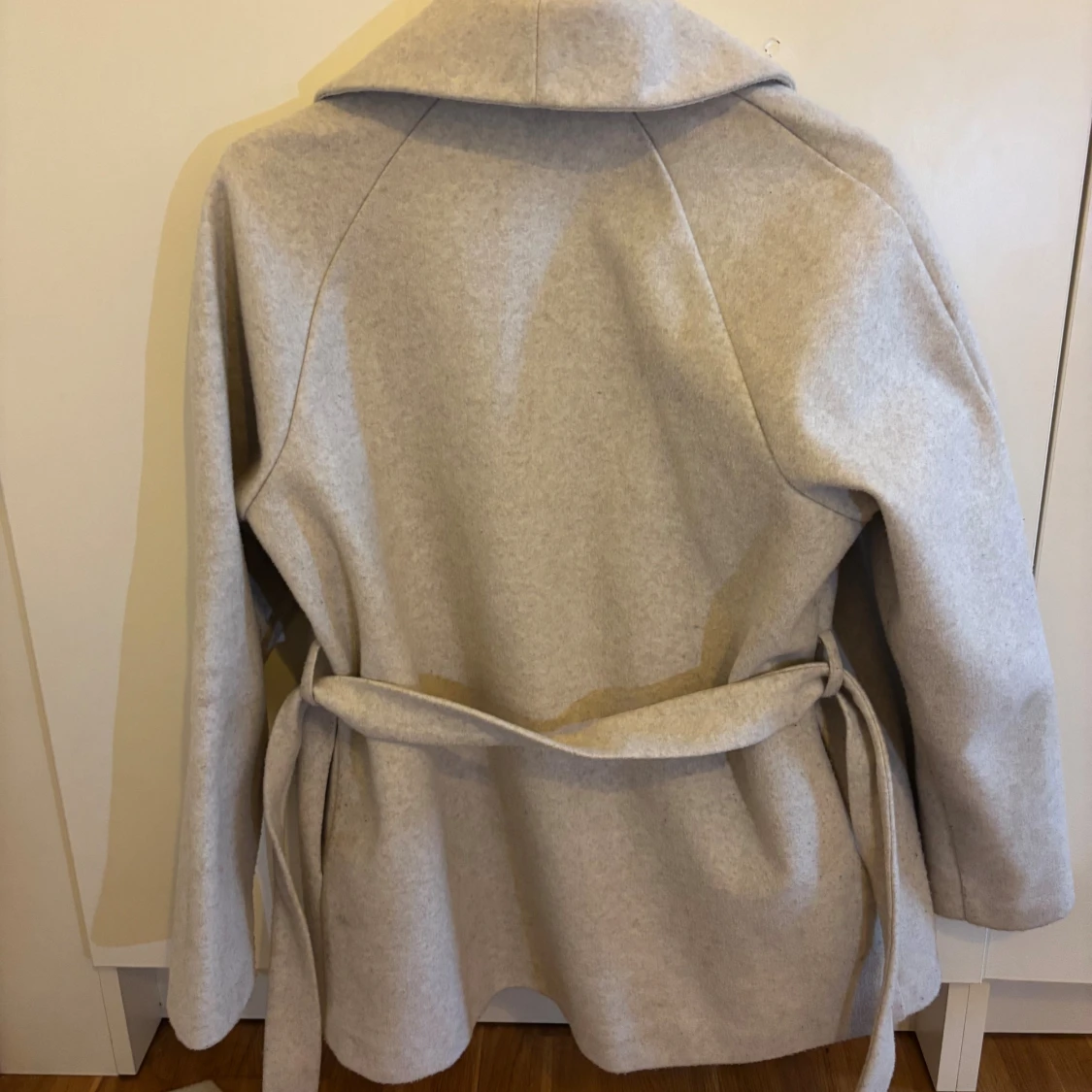 Beige kappa med bälte från ONLY - 1