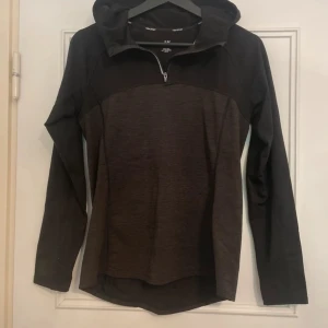 H&M sport träningströja funktionströja med  - H&M sport träningströja funktionströja med luva. Storlek S. Grå och svart.