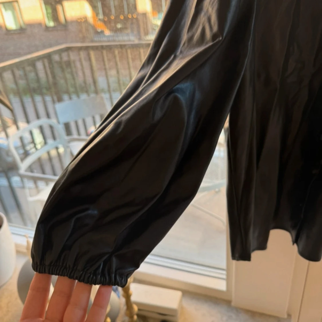 Svart skjorta i skinnimitation från ONLY - 2