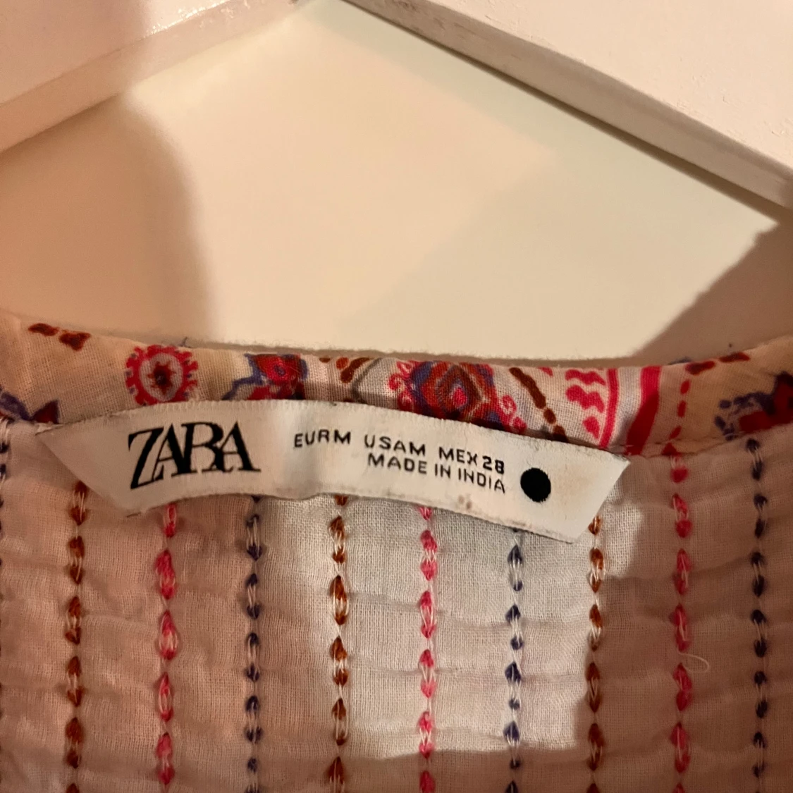 Mönstrad ärmlös blus från Zara - 2