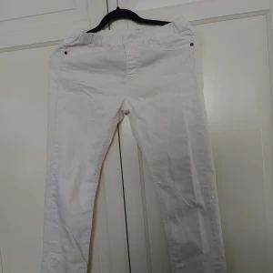 Vita byxor från KappAhl, storlek 158 - ⚠️ Skriv till mig innan köp!⚠️Snygga vita byxor från KappAhl med elastisk midja och raka ben. De har klassiska fickor både fram och bak, och är gjorda i mjuk bomull. Perfekta för dig som gillar enkel och fräsch stil.