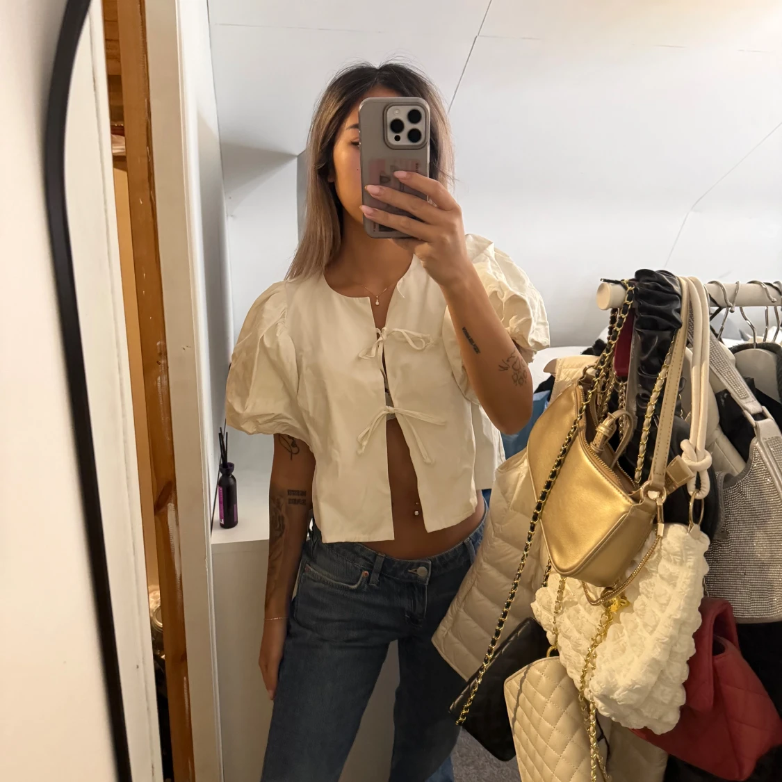 Vit blus med puffärm och knyt - 2