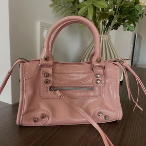 Rosa handväska - Köpt på amazon, helt ny. Axelband tillkommer.