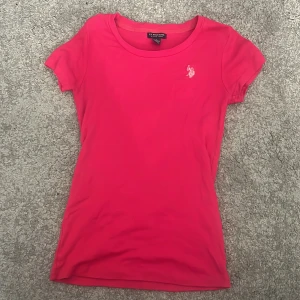 Rosa Ralph lauren T-shirt - Fin rosa tröja står stl L men sitter som S inga fläckar. Pris kan diskuteras 