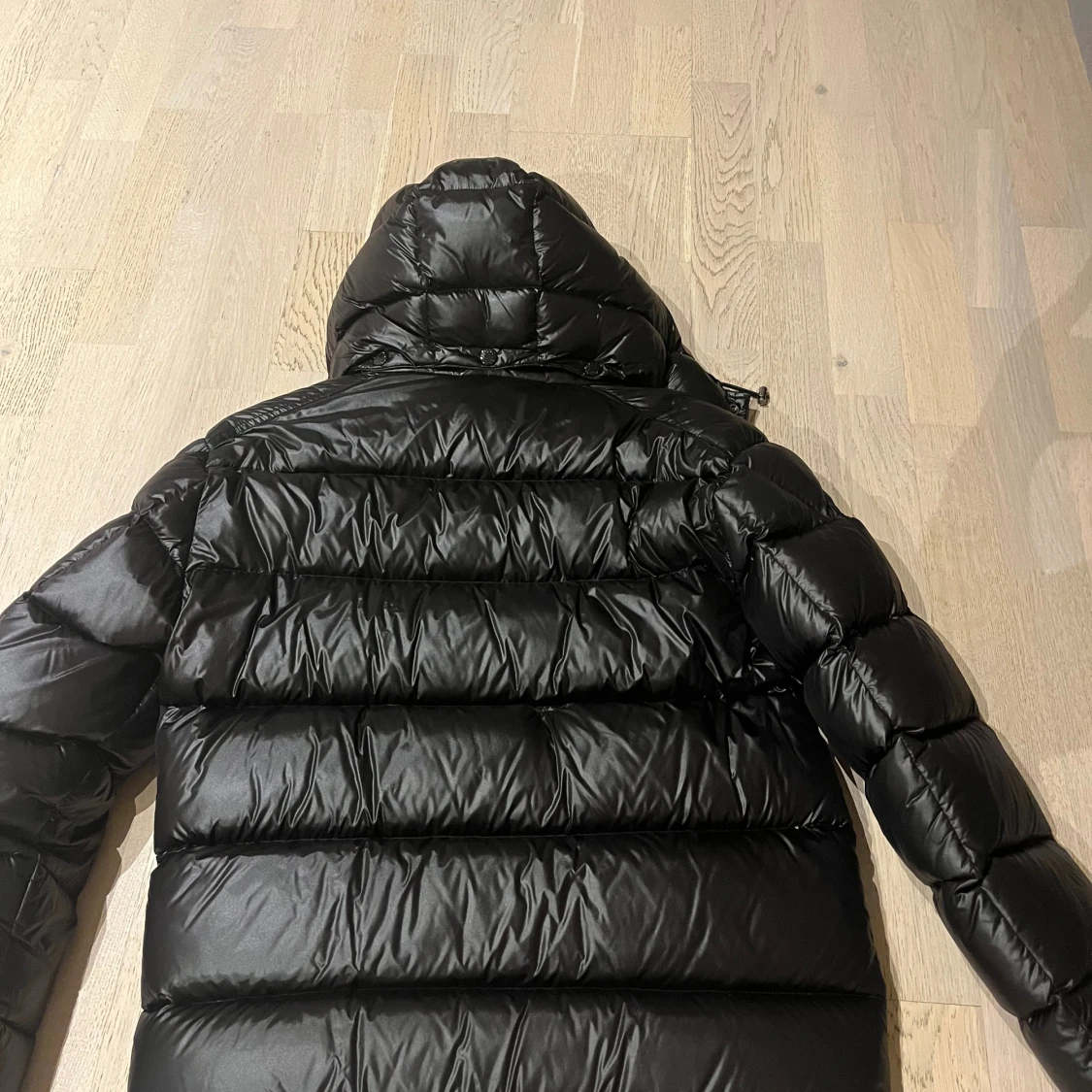 Svart Moncler pufferjacka med luva - 1