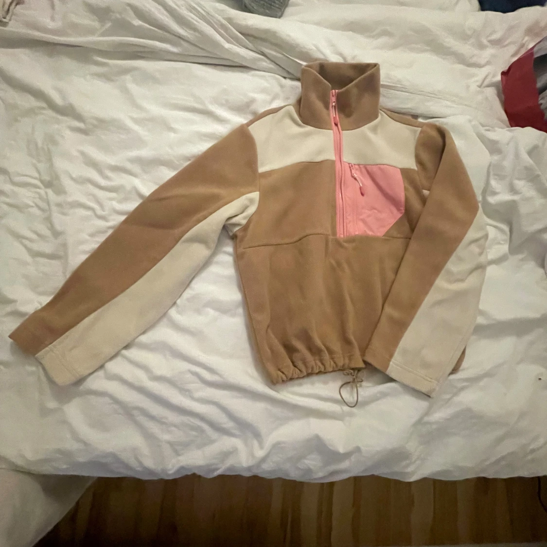 Beige fleece med rosa detaljer från Monki - 1