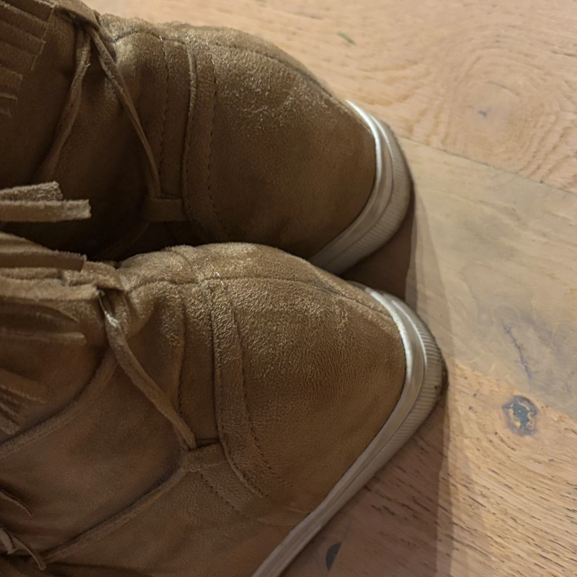 Kamelbruna mockasneakers med fransar - 4