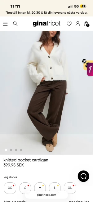 Vit stickad kofta från Gina Tricot - Supermysig vit stickad kofta med v-ringning och stora knappar framtill. Koftan är från Gina Tricot i storlek S💞