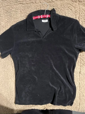 Svart pikétröja i sammet från Kappahl - Rensar ut min garderob, alltså vissa kläder som är väll använda vissa är knappt använda, storlek ser ni. Väldigt bra pris på allt så köp boundell om ni vill!! Hör av vid frågor 