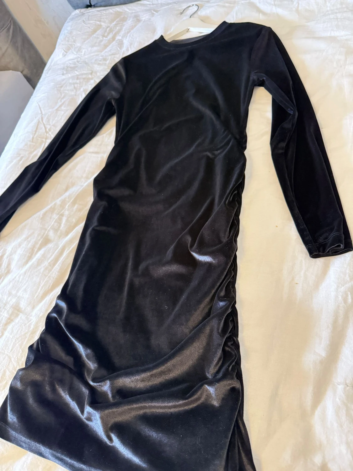 Svart långärmad sammetsklänning