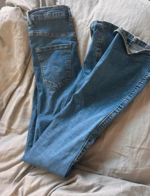 Blå Molly jeans från Gina Tricot S - Säljer ett par klassiska blå Molly jeans från Gina Tricot i storlek S. Jeansen har fem fickor, knapp och dragkedja framtill samt smal passform. Perfekta för dig som gillar en enkel och tidlös look med bekväm stretch.