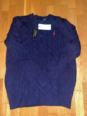 Ralph Lauren polo tröja - En helt ny oanvänd med lappar, perfekt skick, perfekt nu för att hålla sig varm under vintern men ändå stylig! Storlek M