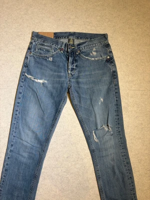 Dondup George  - Feta dondups i moddelen George byxorna är fint skick och mått och bild med det på går att lösa vid intresse bara att höra av dig vid frågor och funderingar 