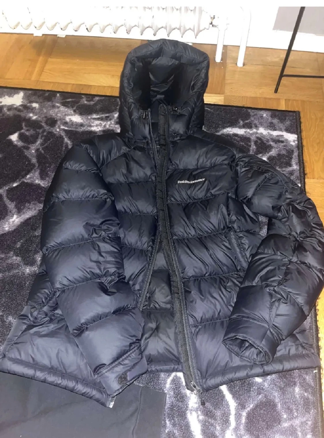 Svart pufferjacka från Peak Performance