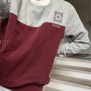Sweatshirt Mystic vinröd och grå - Tröja från surfmärket Mystic i storlek M kille. (modellen är strl 36/S dam) 