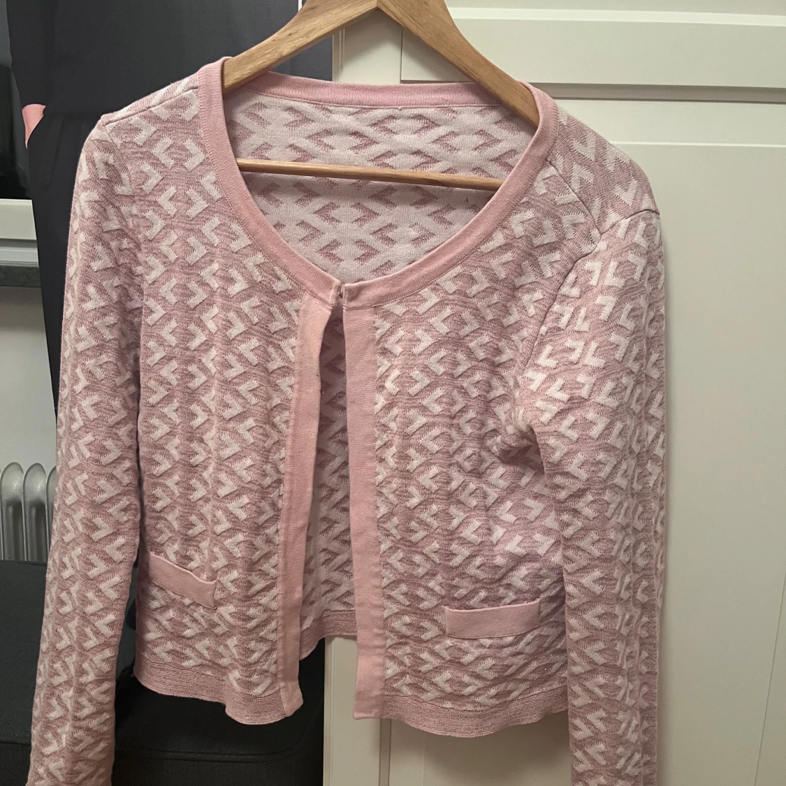 Ljusrosa mönstrad kofta - 1