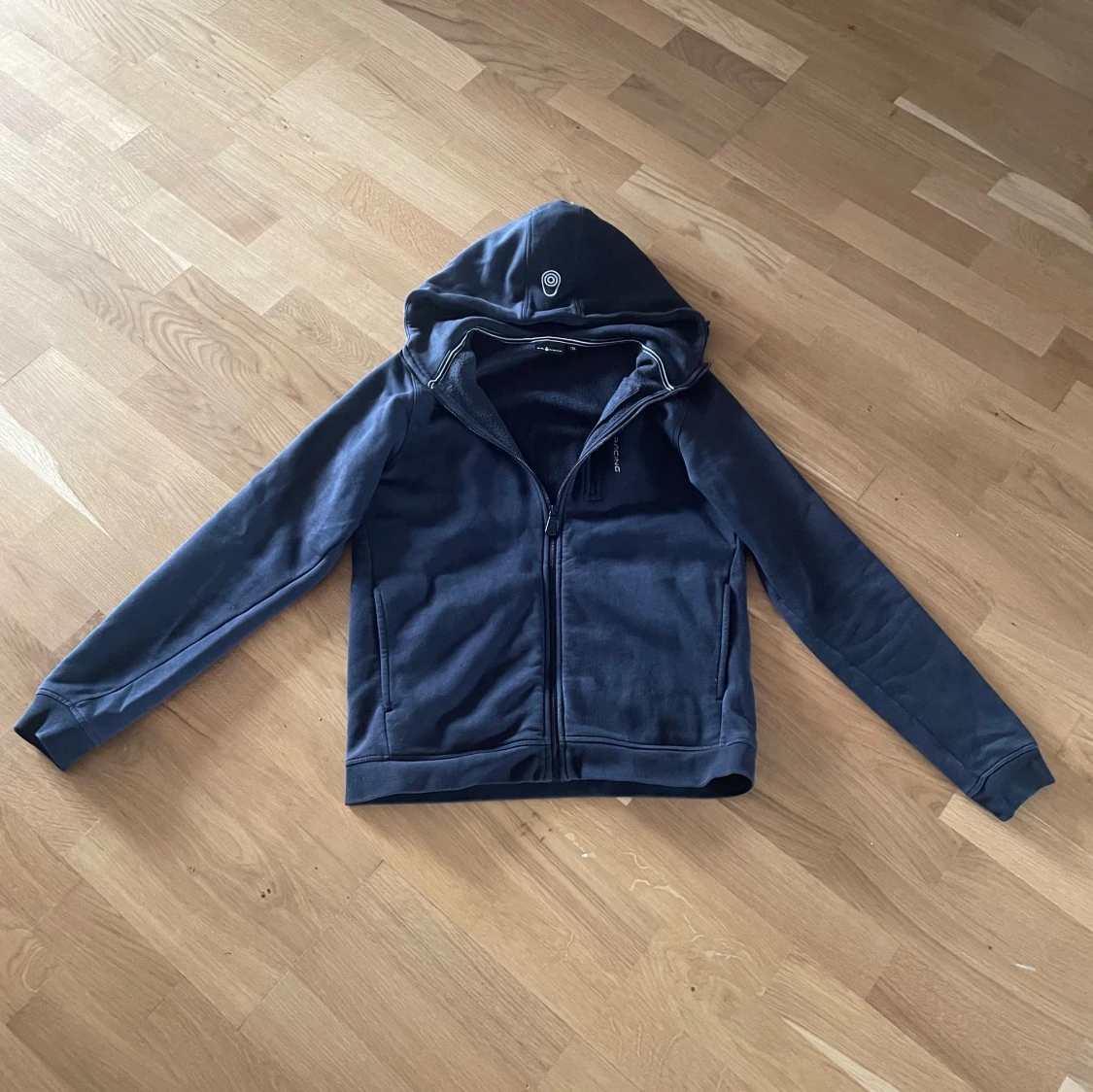 Svart hoodie från Sail Racing