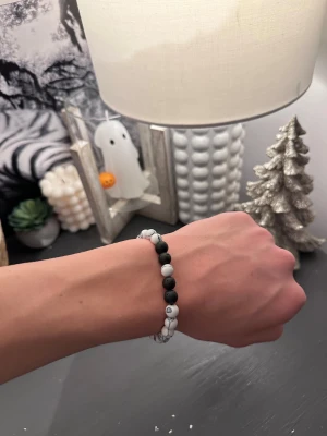 Svart och vit pärlarmband med knyt - Tja säljer fler olika färger på armband. Dem är helt nya och är i strechigt material men stretcha inte ut det för långt.