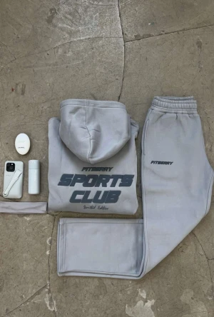 Grått mjukisset från Fitberry - Riktigt snyggt och skönt mjukisset, med matchande hoodie och byxor. Materialet är såå mjukt och gossigt. Det är aldrig använt, lapparna sitter kvar och original förpackning finns också. Nypris för båda är 2000kr exklusive frakt. Jag säljer båda för 1500kr.