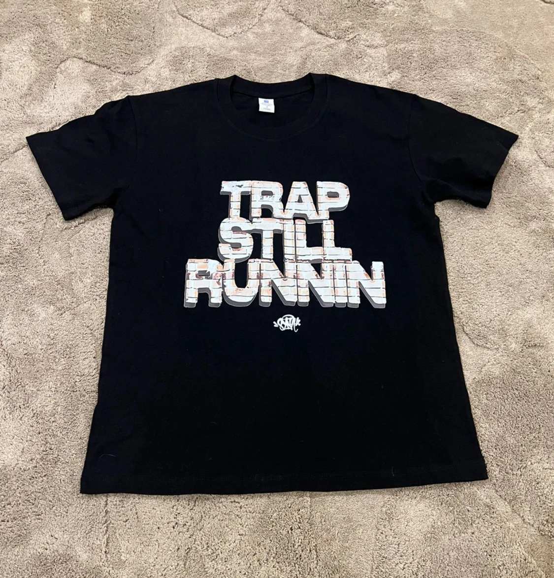 Svart t-shirt med tryck Trap Still Runnin