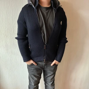Moncler - Moncler Knitted cardigan- sitter väldigt tajt vid *brösten* som ni ser på bild! Skick - 9.5/10 som ny! Om du har S passar den perfekt då den är jätte tajt i storlek! Modellen är ungrfär 185-187. Jackan är legit checkad av flera resellers! Och Garmsmarket!!!