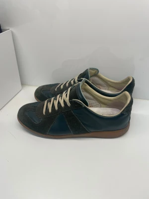 Maison Margiela - Säljer ett par feta mörkgröna Masion Margelas. Storleken är 43. Perfekta skor nu vid den höst vinter. Inte några större defekter på skorna. Skriv gärna vid minsta fundering eller vid fler bilder. 