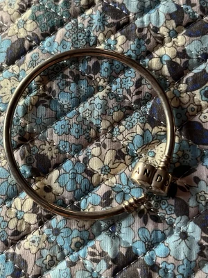 Pandora silverarmband 925 - Snyggt och klassiskt armband från Pandora i äkta 925 sterling silver. Rund och stilren design med Pandora-logga på låset. Perfekt för att bygga din egen samling med berlocker och charms. Passar dig som gillar tidlös och enkel stil.